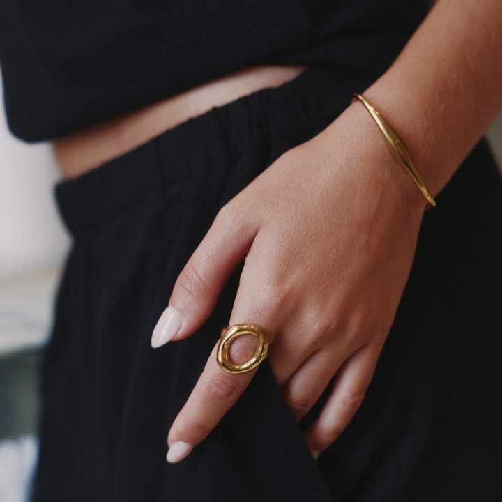 18K GOLD CURVED BRACELET