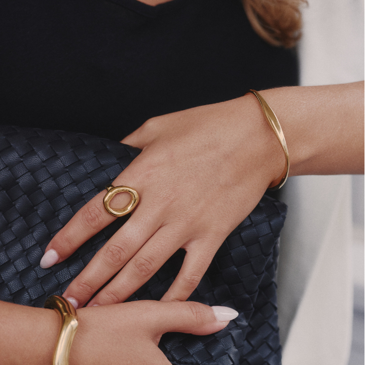 18K GOLD CURVED BRACELET